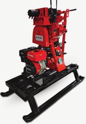 Máquina de sondagem rotativa KNK KN-50 vermelha sobre patins